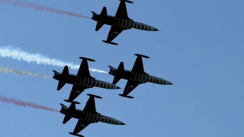 Die Türk Yıldızları führten in Çanakkale einen Kunstflug vor